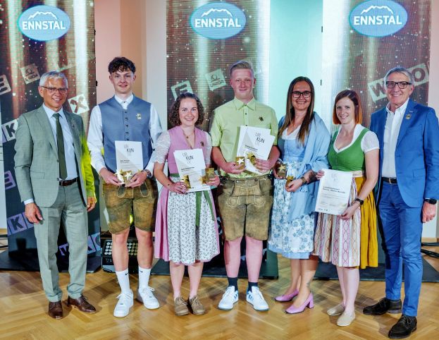 Die „Stars of Styria“ freuen sich gemeinsam mit Personalleitung Mag. Natascha Lackner-Huber und Lehrlingskoordinatorin Martina Stieg über die Auszeichnungen. 
