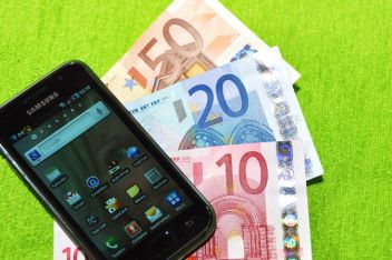 Bargeld und Handy erbeutet