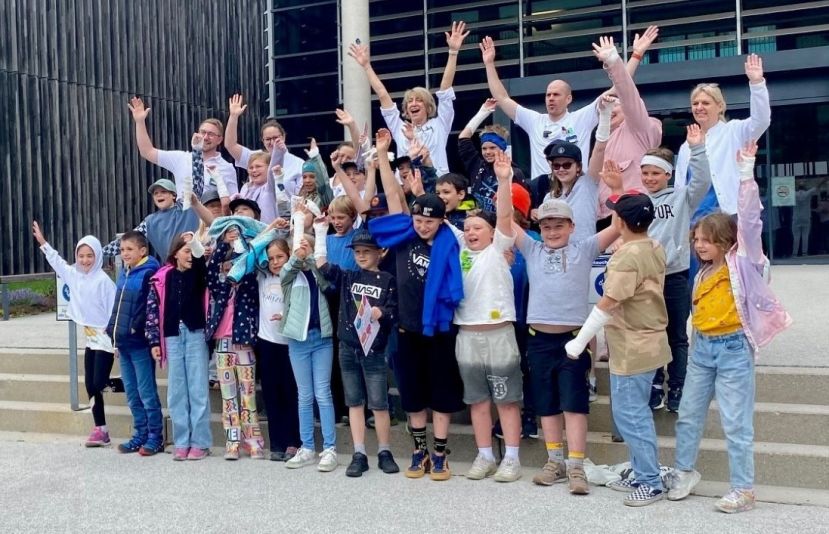 Gruppenbild Volksschule Schladming vor der Klinik