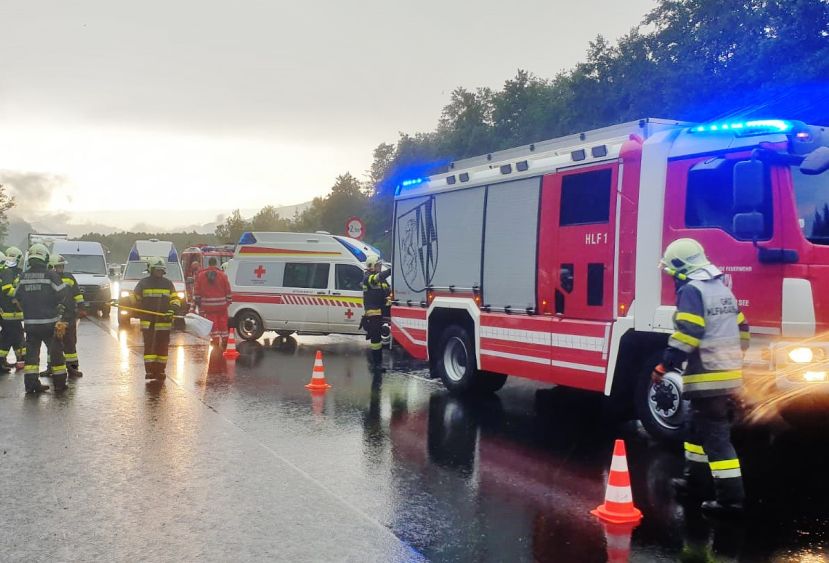 Aquaplaning führt zu Verkehrsunfall