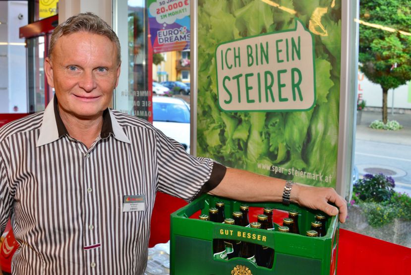 Marktleiter Wolfgang Stockreiter präsentiert die Gösser-Aktion