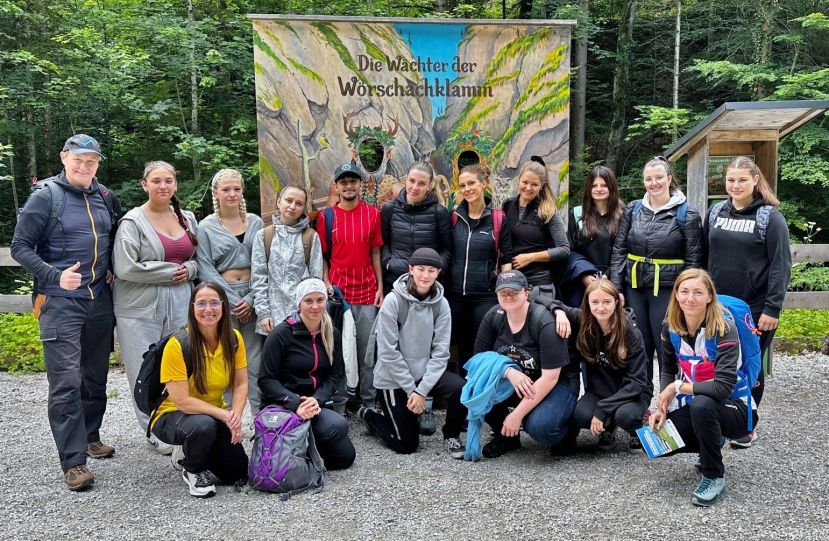 Gruppenfoto mit den Schüler:innen und Lehrpersonen Bildungszentrum Nord Rottenmann 