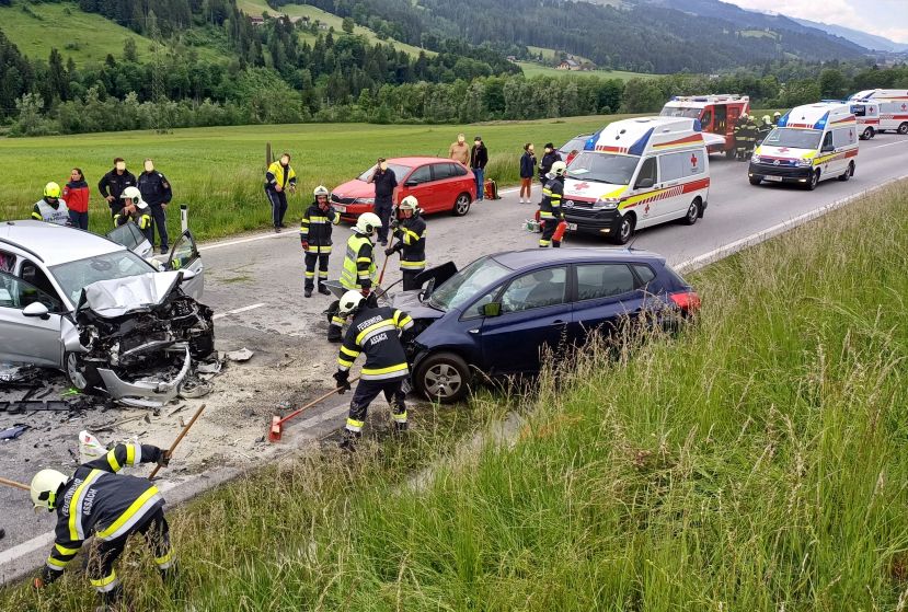 Frontaler fordert zwei schwer Verletzte