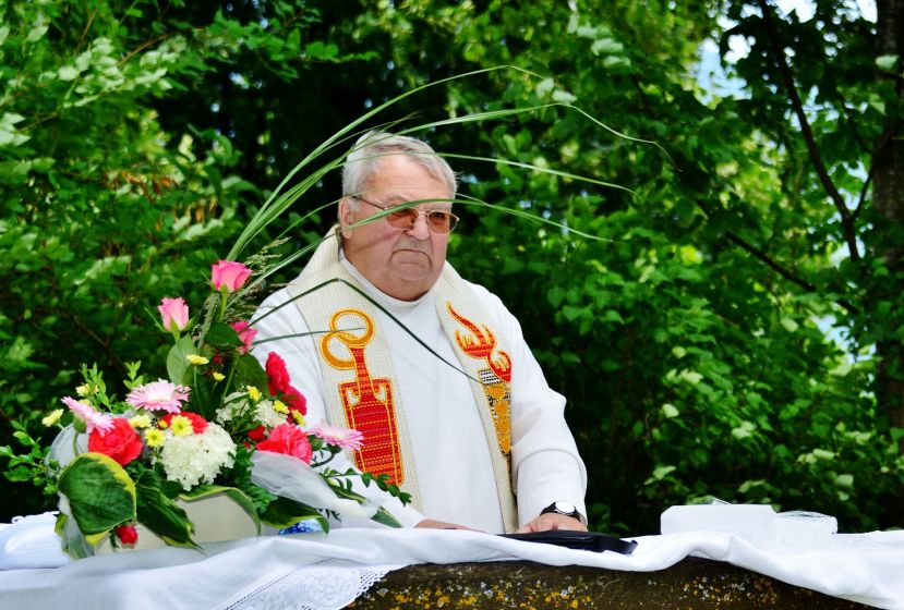 Der SK-Sturm-Pfarrer im Kirchpark in Irdning