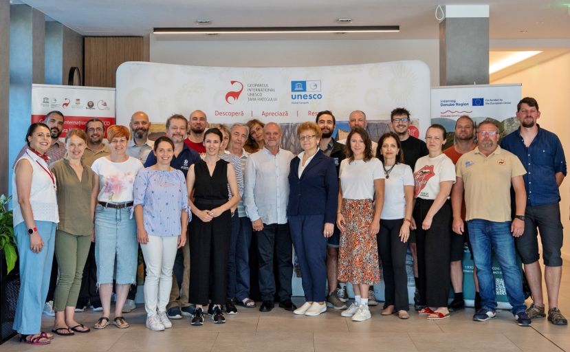 Gruppenfoto der Projektpartner beim Transnationalen Meeting im UNESCO Global Geopark Hateg, Rumänien 