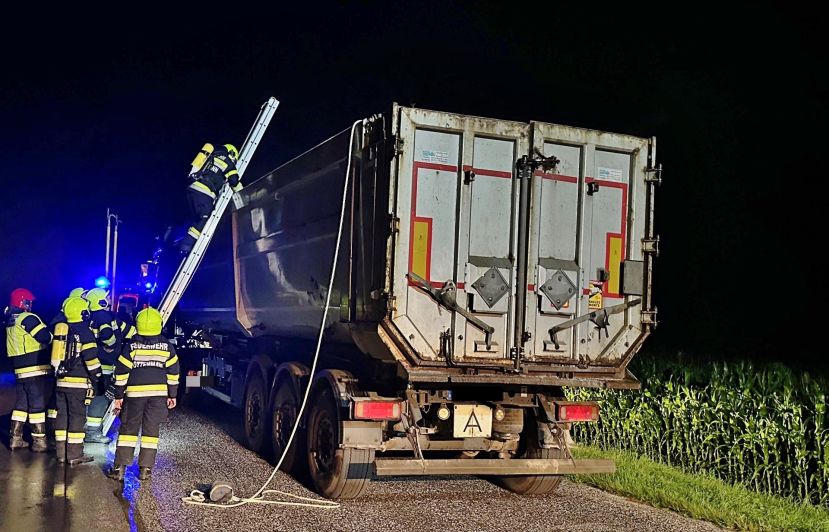 Feuerwehr Rottenmann sichert Sattelzug