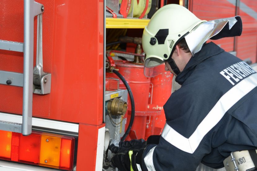 Wirtschaftsgebäude in Vollbrand