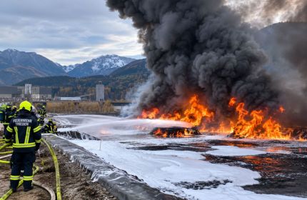 Sieben Feuerwehren kämpfen gegen Flammen