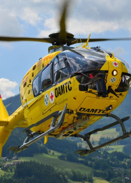 11-Jähriges Mädchen aus Auto geschleudert