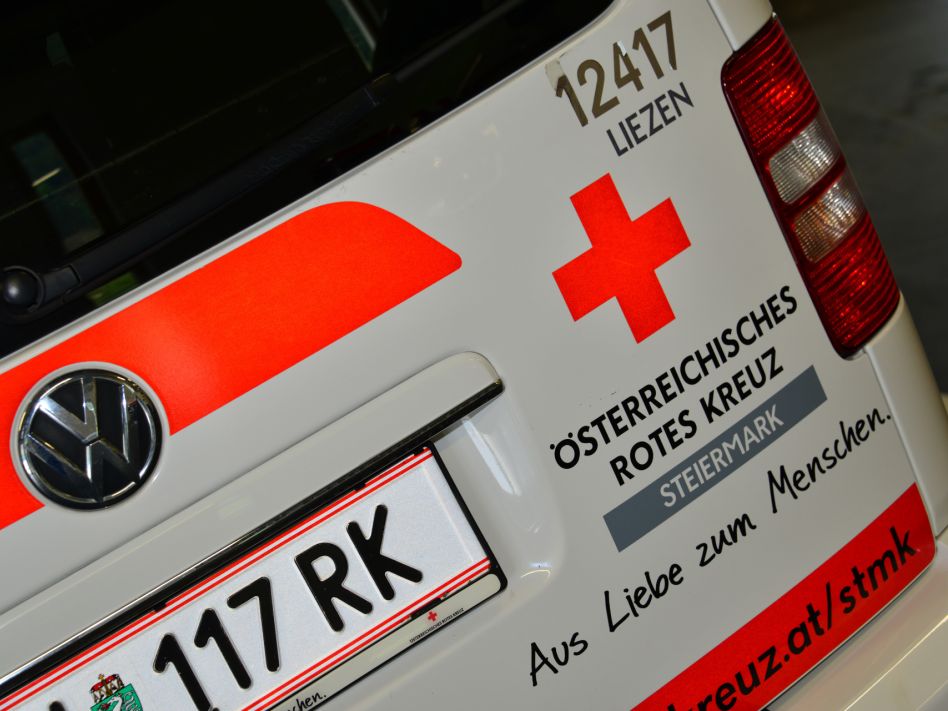Fußgängerin auf Schutzweg von Pkw erfasst