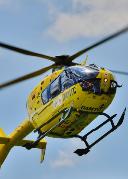 Pkw stürzt 200 Meter in steiles Waldgebiet ab
